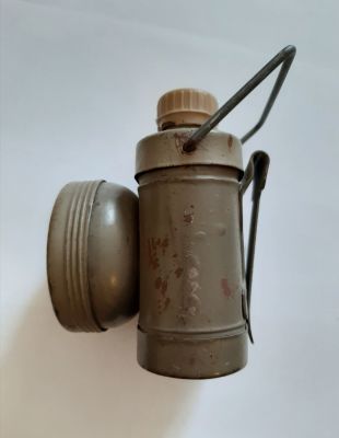 פנס צבאי ישראלי (צה"ל) ישן מפח משנות השישים של המאה הקודמת על הכפתור האות צ' לסימון פריט צבאי. 