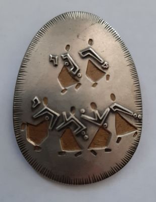 תליון סיכה בעיצוב אמן . דו מתכתי. עם כיתוב רני ושמחי בצורת מחוללים. היוצר מ. כץ ירושלים. חתום 