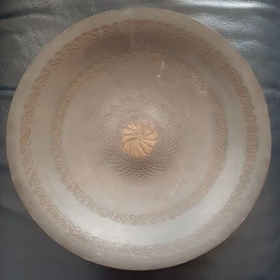 צלחת נחושת עם עיטורים (כנראה קערה לא עמוקה להגשה) תוצרת פל בל Pal bell. חתומה. קוטר כ 26 ס"מ. 