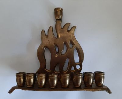 חנוכיה קטנה . בסיס כ 12 ס"מ גובה כ 11 ס"מ.
