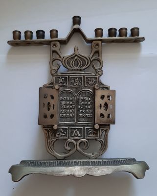 חנוכיה , דלתות נפתחות כמו ארון קודש. גובה כ 21 ס"מ, בסיס כ 17.5 ס"מ. יתכן שהבסיס לא מקורי.