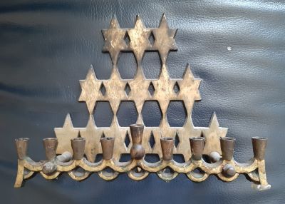 חנוכיה. חנוכית מגני דוד. גובה כ 15 ס"מ אורך בסיס כ 20.5 ס"מ. שבר קטן בחוד מגן דוד עליון.