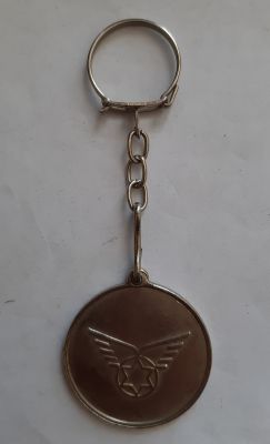 מחזיק מפתחות עם מדליון מתכתי ישן עם הלוגו הראשון של אל על EL AL משנות ה 50-60 של המאה הקודמת.