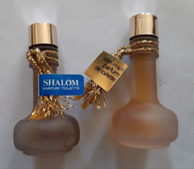 שני בקבוקים מיניאטורים של בושם ישראלי שימשו כנראה דוגמיות. "שלום" ו"יהודית מילר". מלאים לא היו 