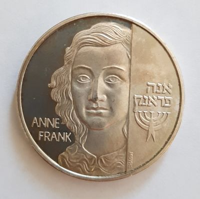 מדליה כסף אנה פרנק ( שואה). משקל 12 גרם. קוטר 27 מ"מ. 
