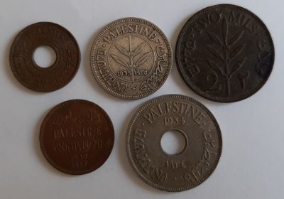 לוט 5 מטבעות מנדט כולל 50 מיל מכסף שנת 1935 ומטבע 10 מיל משנת 1934 ( שנה נדירה) במצב טוב מאד.