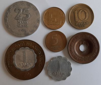 5 מטבעות עם טעות הטבעה + 2 אסימונים עם טעות הטבעה. סה"כ 7 פריטים הכוללים בין היתר מטבע 25 