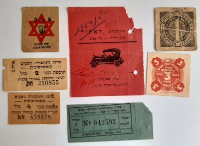 פנקס תלמידה לנסיעה בחברת "המעביר" משנת 1937 + 18 כרטיסי נסיעה ואמצעי תשלום ביניהם 