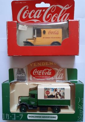 2 דגמי מכוניות קוקה קולה Coca Cola ממתכת, תוצרת אנגליה, אורך הירוק 9.5 ס"מ ואורך הצהוב 7 