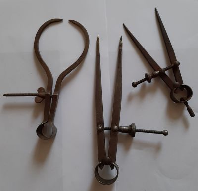 3 כלי עבודה שונים וישנים ממתכת למדידה וסימון. אורך הכלי הגדול כ 17.5 ס"מ.