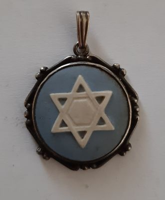 תליון ישן מכסף סטרלינג של חברת וודג'ווד Wedgwood עם עבודת פורצלן עם מגן דוד. לפי העיצוב כנראה 
