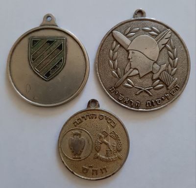 3 מדליון צה"ל ישנים. שריון , השלישות הראשית, בסיס הדרכה חיל הספקה. גדלים שונים 3-4 ס"מ. 