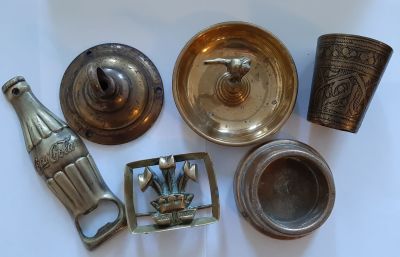 6 פרטי נחושת שונים כולל פותחן קוקה קולה בצורת בקבוק.
