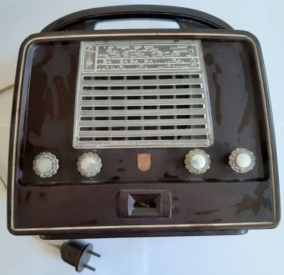 רדיו פיליפס Philips וינטג' עשוי בקליט במצב פיזי נהדר. שנות השלושים ארבעים של המאה הקודמת. עיצוב 
