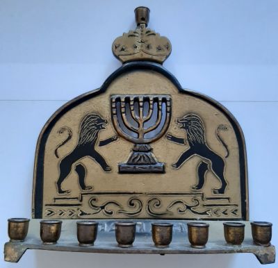 חנוכיה מתכת כבדה (לא פח) דגם אריות (מצוירים). מנורה בעבודת חסר וכתר עליו השמש. גובה 16 ס"מ 
