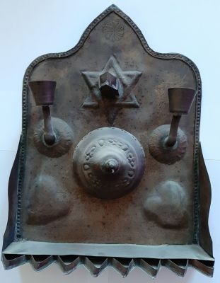 חנוכיה ישנה וגדולה מנחושת. משמשת גם כפמוט לשבתות. סגנון צפון אפריקה. גובה 35.5 ס"מ רוחב 26.5 