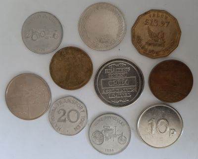 לוט של 10 אסימונים שונים כולל שני אסימונים של חברת הנפט "של" עם צורות מכוניות עתיקות 