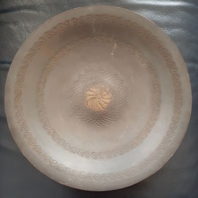 צלחת נחושת עם עיטורים (כנראה קערה לא עמוקה להגשה) תוצרת פל בל Pal bell. חתומה. קוטר כ 26 ס"מ. 