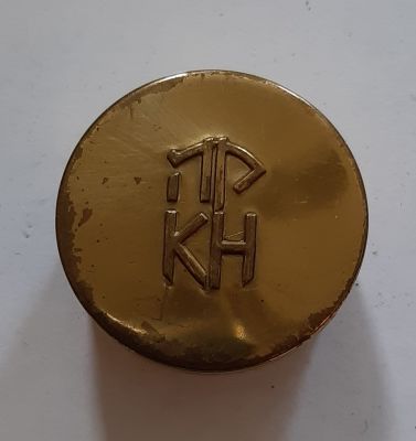 קופסת נחושת עגולה לטבק או לחותמת של קרן היסוד. כנראה שנות השישים של המאה הקודמת. קוטר 3.5 