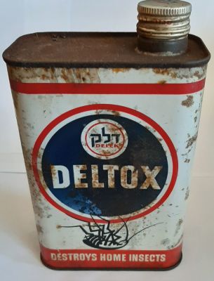 מיכל פח "דלטוקס" של חברת "דלק" נגד חרקי הבית, מלא בנוזל. מצב לא שמור. פחית 