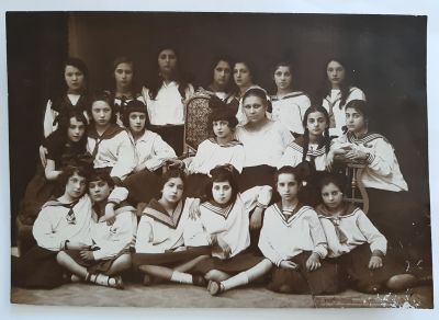 צילום גדול "צופים יהודיים ריגה 1928" צויין בכתב יד מאחור. מידות הצילום 23X16 ס"מ. 
