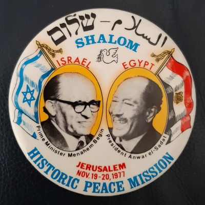 סמל גדול ממדים באופן חריג - השלום עם מצרים 1977. מנחם בגין ואנואר סאדאת., מצב מעולה. קוטר כ 10 