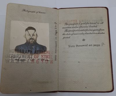דרכון ישן מעניין מסביבות שנת 1930 של יהודי אורתודוקסי בשם נחום. חותמות כניסה לפלשתינה בשנות 