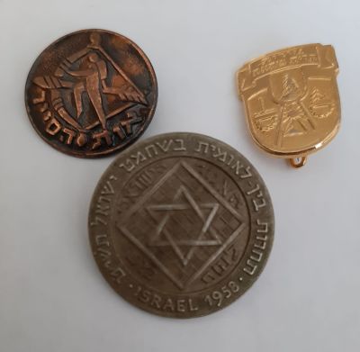 לוט 3 סמלים ישנים החל משנת 1958, אחד קרית שמונה בצבע זהב .