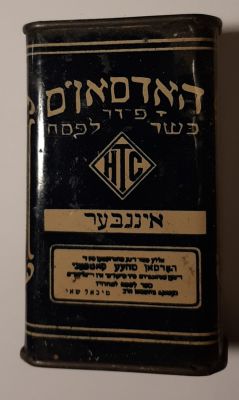 קופסה פח קטנה של יצרן יהודי מארה"ב סביבות שנת 1930-1940 של תבלין ג'ינג'ר. כשר לפסח. הקופסה 