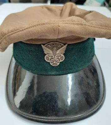 כובע ישן של נהג אגד א.ש.ד עם סמל מוקדם של אגד מסביבות שנת 