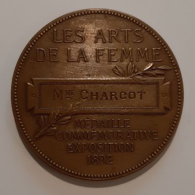 מדליה ברונזה צרפתית עתיקה משנת 1892 . les arts de la femme m&eacute;daille comm&eacute;morative 