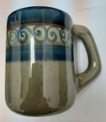 לוט 2 מאגים / ספלים גדולים של בית היצר ללא המדבקה. בספל הכחול יש תיקון קטן 
