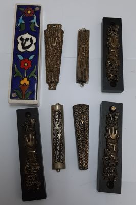 לוט 8 מזוזות ישנות. אחת עבודת קרמיקה ארמנית. 3 ממתכת בשילוב עץ ועוד. 