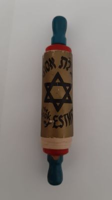 מגילת אסתר ישנה מאד מודפסת על גבי נייר. הדפסת טקסט כתב יד סופר וציורים רבים. 