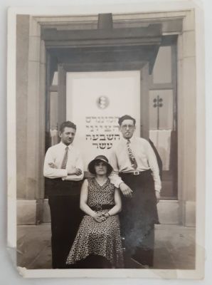 לוט 2 צילומים כנראה של משתתפים בקונגרס הציוני ה-17 . הקונגרס הציוני ה 17( י"ז) התכנס 