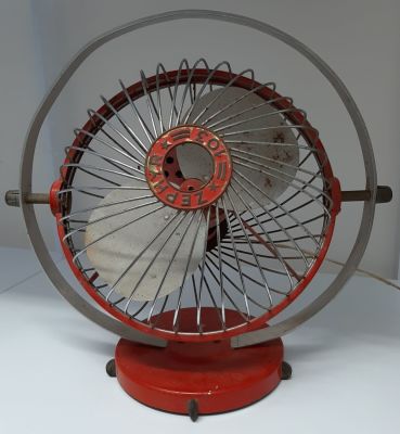 מאוורר ישן מאד - Zephyr 103 ' בצבע אדום מקורי. עשוי מתכת בלבד.