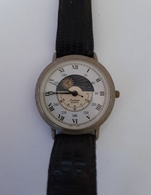 שעון EASTMAN מנגנון קוורץ, כנראה יש צורך בהחלפת הסוללה. קוטר 37 מ"מ. רצועה משומשת ומעט בלויה.