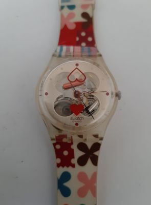 שעון SWATCH קוורץ. דגם אהבה. במצב כמו חדש (כמעט ולא נענד). קוטר 34 מ"מ. עיצוב מיוחד. כנראה נדרש 