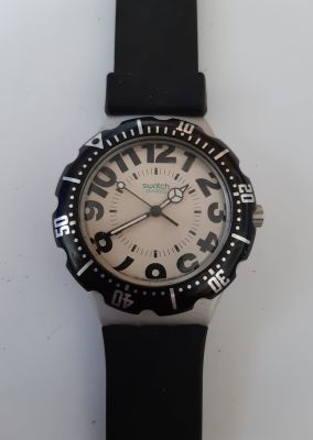 שעון SWATCH קוורץ. דגם צלילה. במצב טוב. קוטר 39 מ"מ. עיצוב מיוחד. כנראה נדרש להחליף סוללה.