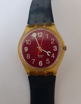 שעון SWATCH קוורץ. במצב טוב. קוטר 34 מ"מ. עיצוב מיוחד. כנראה נדרש להחליף סוללה.