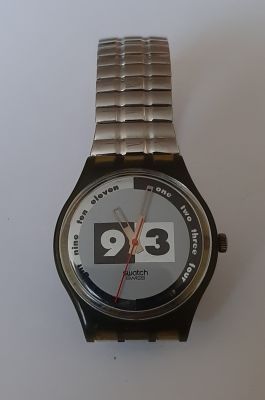 שעון SWATCH קוורץ. במצב כמו חדש (כמעט ולא נענד). קוטר 34 מ"מ. עיצוב מיוחד. כנראה נדרש להחליף 
