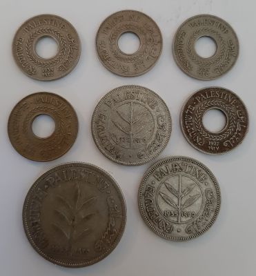 לוט 8 מטבעות פלשתינה ארץ ישראל הכולל מטבע כסף 100 מיל 1935 + 2 מטבעות 50 מיל כסף 1935 במצב F-VF 