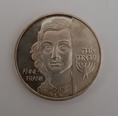 מדליה כסף 925 "יזכור" REMEMBER HOLOCAUST דמותה של אנה פרנק. קוטר 27 מ"מ. משקל 12.11 גרם.
