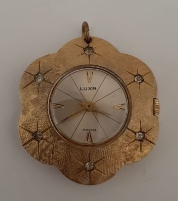 שעון תליון LUXA תוצרת שוויץ. מנגנון מכני עובד. שעון בצבע זהב עם אבנים הנראים כמו יהלומים (לא 