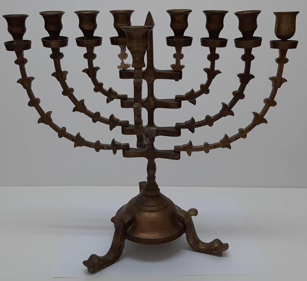 חנוכיה הולנדית עתיקה מברונזה מהמאה ה-19. קנים נשלפים, שני הקנים הקצרים משוחזרים, הבזיכים וכל 