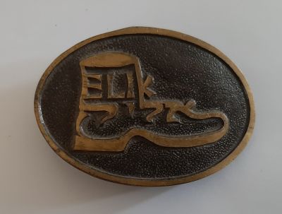 אבזם לחגורה ישן עשוי מתכת פליז. אבזם פרסומי לנעלי אליק ELIK. מידות 7 ס"מ על 5 ס"מ.