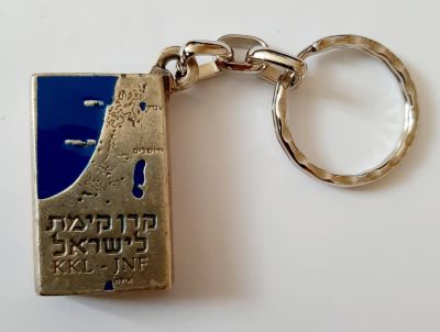 מחזיק מפתחות בצורת קופה קק"ל ממתכת.