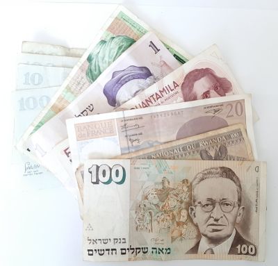 לוט 10 שטרות ישראל וחו"ל ביניהם 100 ש"ח יצחק בן צבי משנת 1986במצב VF. כל השטרות במצבים שונים. 