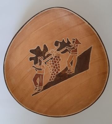 קערה קרמיקה יפה תוצרת "קרמית" ישראל, חתומה. סצנת המרגלים מהמקורות נושאים אשכול ענבים. מצב טוב 