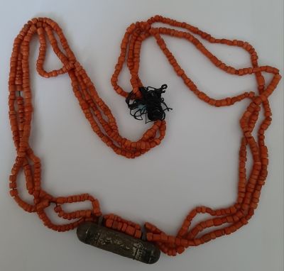ענק ( שרשרת) לצוואר מקורלים (אבני קורל) עתיק עם בית לקמע, בית הקמע לא נפתח יתכן שיש בתוכו קמע. 